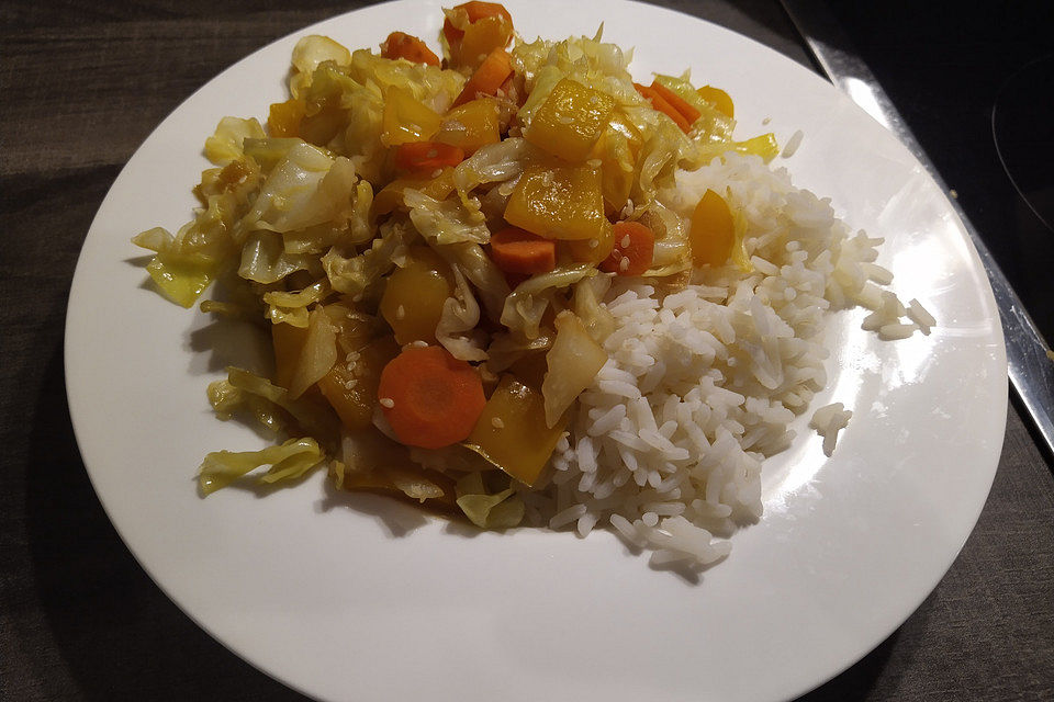 Wokgemüse mit Spitzkohl, Paprika und Möhren