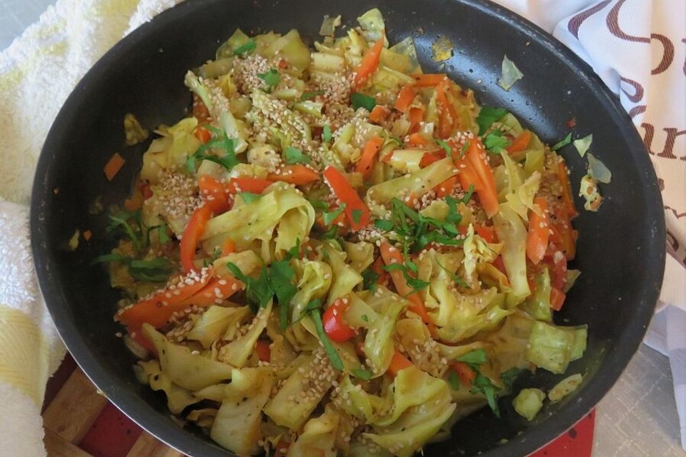 Wokgemüse mit Spitzkohl, Paprika und Möhren