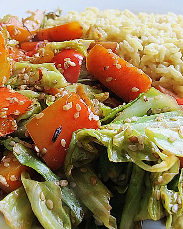 Wokgemüse mit Spitzkohl, Paprika und Möhren