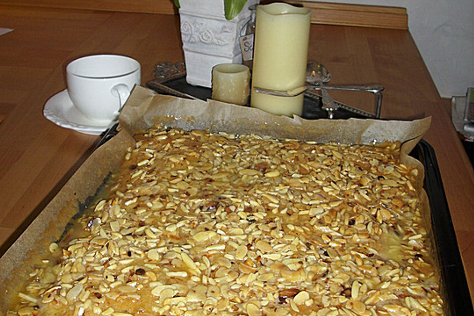 Saftiger Mandelkuchen mit Buttermilch