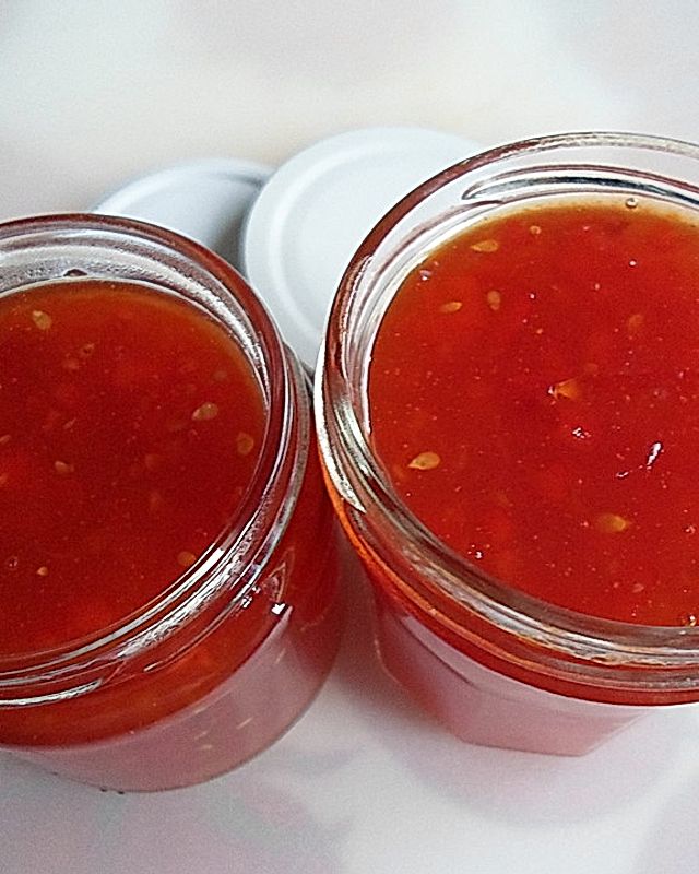 Tomaten-rote Spitzpaprika-Konfitüre mit roter Pfefferschote