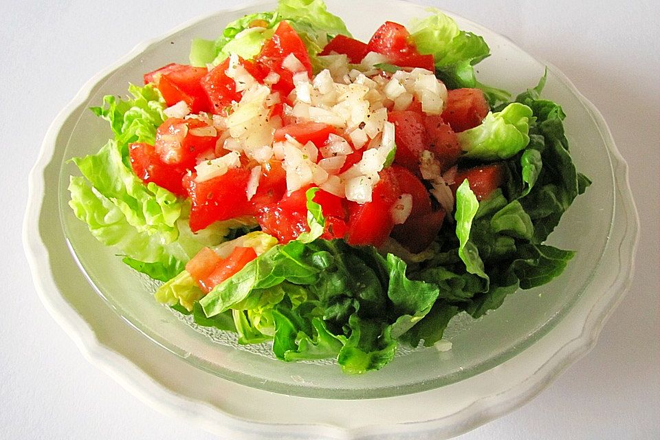 Römersalat mit Tomaten und Schalotten Vinaigrette