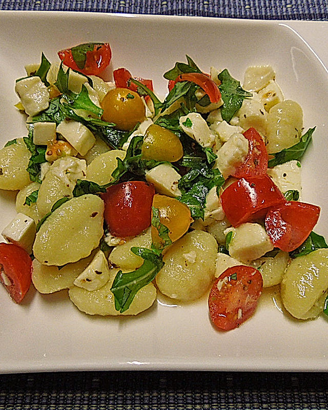 Gnocchi-Salat mit Rucola und Tomaten