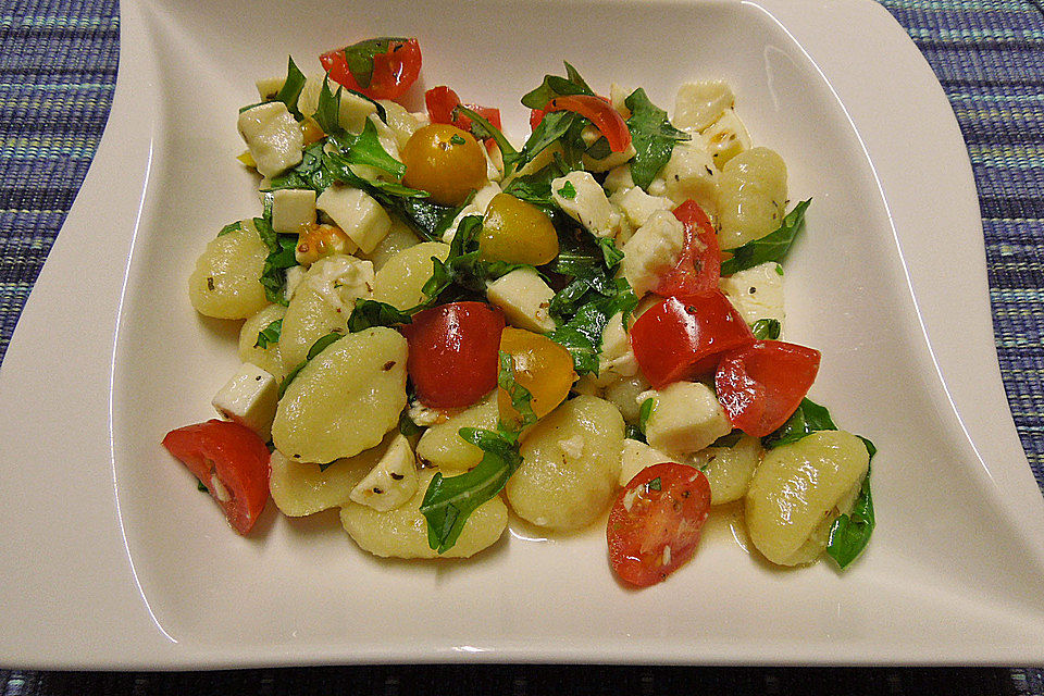 Gnocchi-Salat mit Rucola und Tomaten