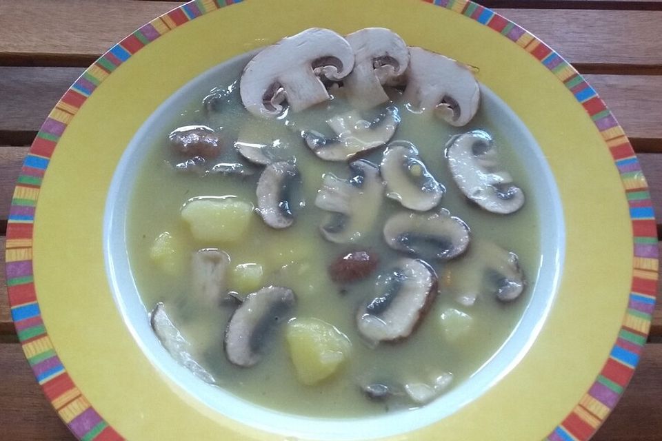 Wiener Kartoffelsuppe mit braunen Champignons