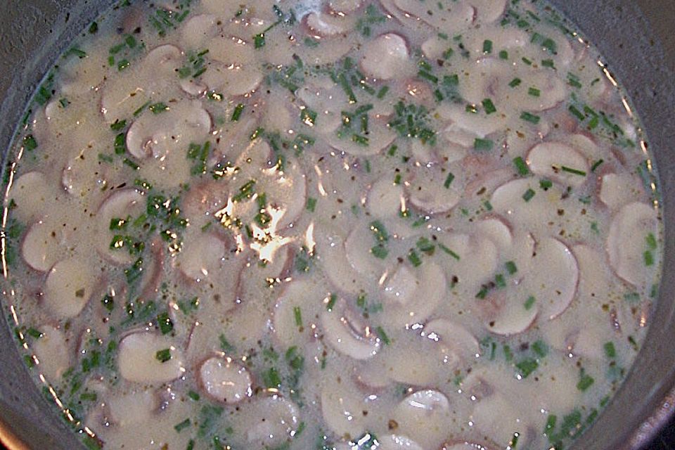 Wiener Kartoffelsuppe mit braunen Champignons