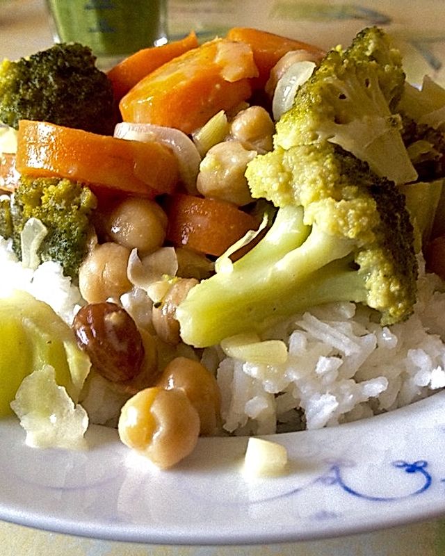 Kichererbsencurry mit Brokkoli, Möhren und Kokosmilch