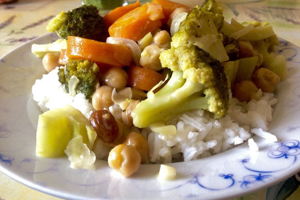 Kichererbsencurry mit Brokkoli, Möhren und Kokosmilch