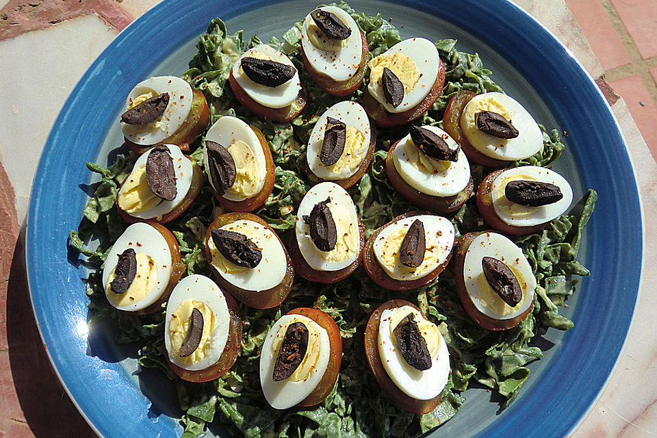 Krümeltigers Wachteleier in Tomate auf Spinat-Salat