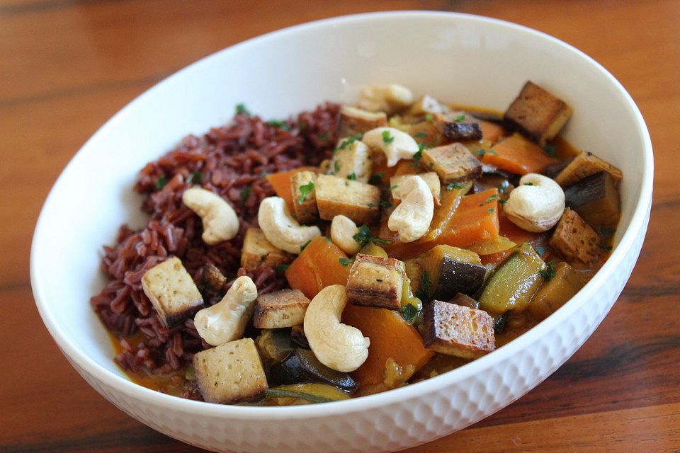 Gemüsepfanne vietnamesischer Art mit Tofu und Curry-Kokos-Sauce