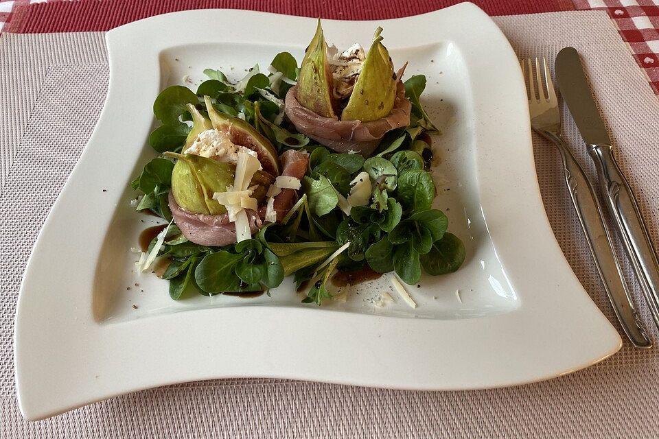 Feigen im Ziegenkäse-Serranomantel auf Feldsalat