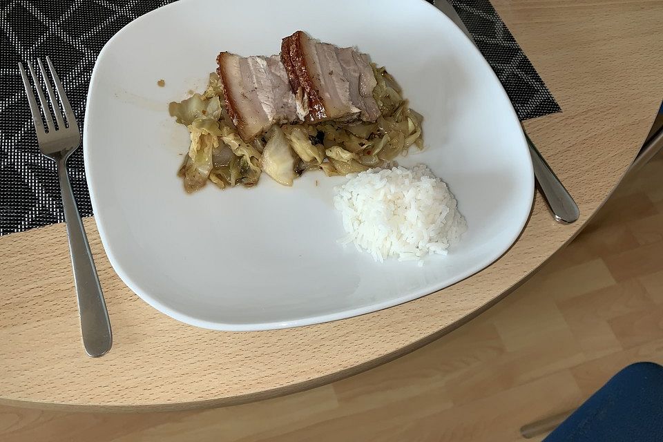 Lackierter Schweinebauch mit asiatischem Spitzkohl