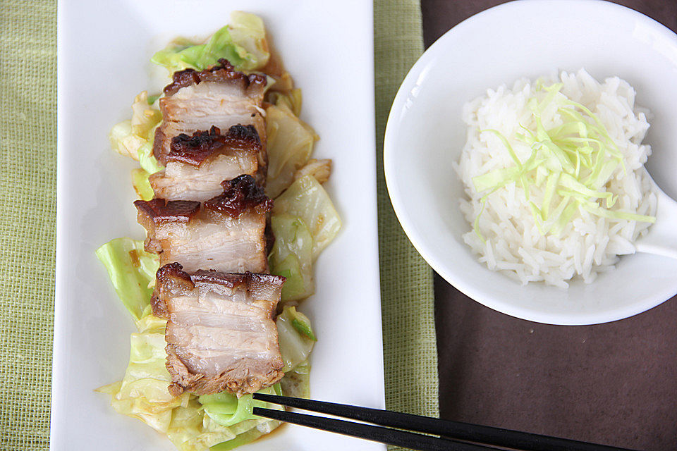 Lackierter Schweinebauch mit asiatischem Spitzkohl