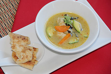 Hühner-Kokos-Curry-Suppe