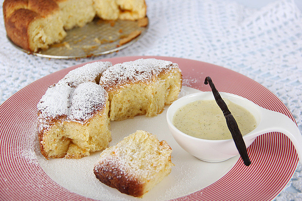 Buchteln mit Vanillesauce