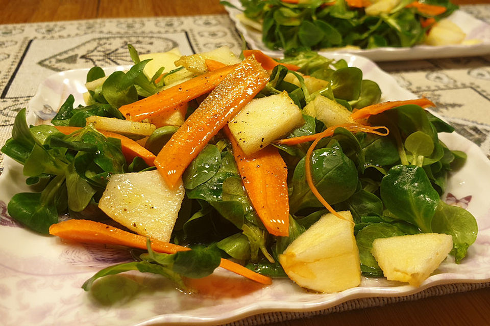 Bunter Feldsalat mit Äpfeln und Möhren