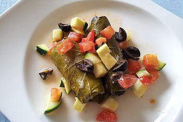 Weinblätter mit Fleischfüllung an Tomaten, Zucchini und Oliven