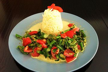 Grüner Spargel mit Cocktail-Tomaten an Reis