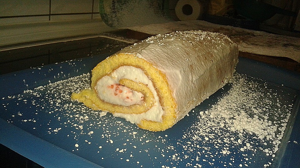 Biskuit-Marmeladenrolle mit selbstgemachter Eischneesahne von ... Biskuit-Marmeladenrolle mit selbstgemachter Eischneesahne von ...