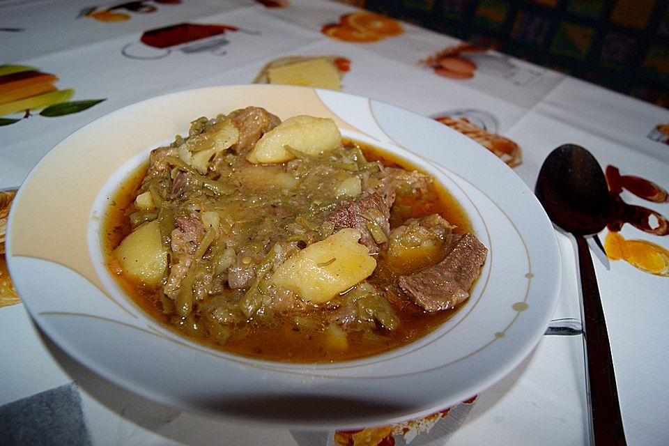 Rindfleisch mit Bohnen, Birnen und Kartoffeln