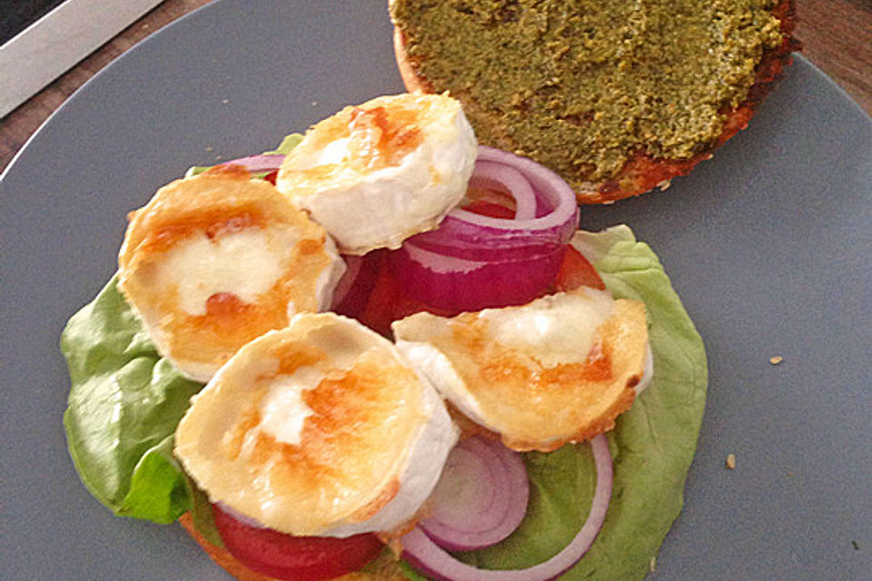 Vegetarischer Burger mit  Ziegenkäse und Rucola