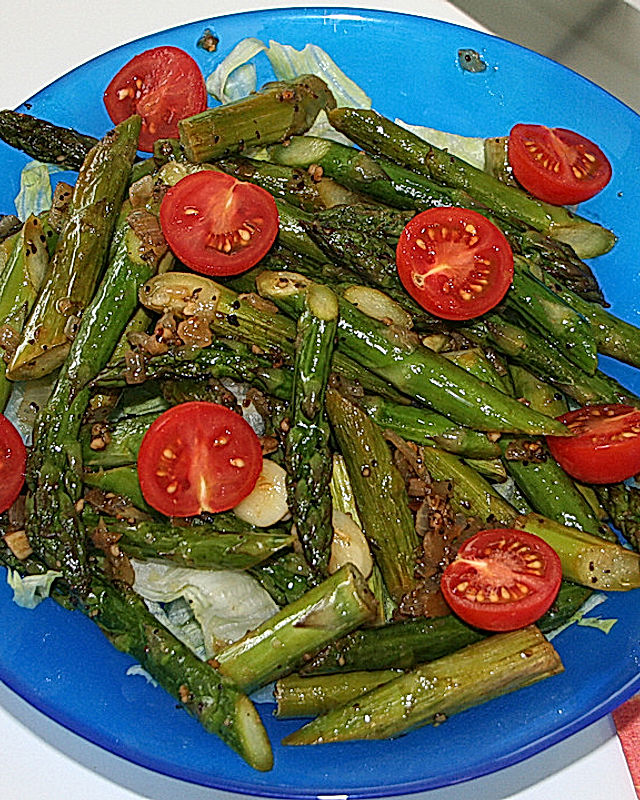 Gebratener Spargel auf buntem Salat