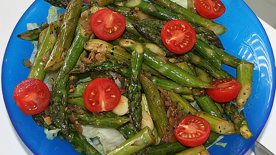 Gebratener Spargel auf buntem Salat-image