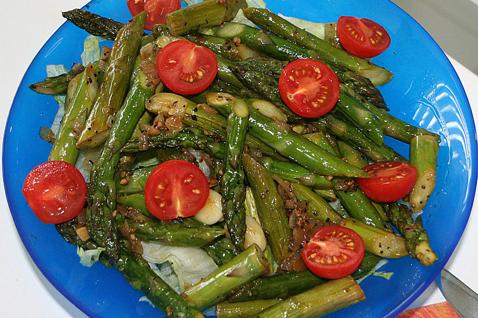 Gebratener Spargel auf buntem Salat