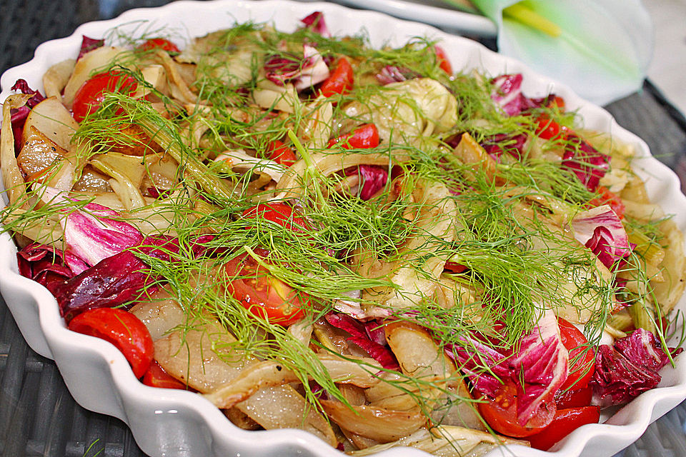 Fenchelsalat mit Birne, Cocktailtomaten und Radicchio