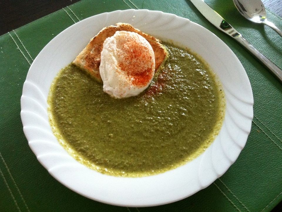 Grüne Suppe mit pochierten Eiern von camouflage165| Chefkoch