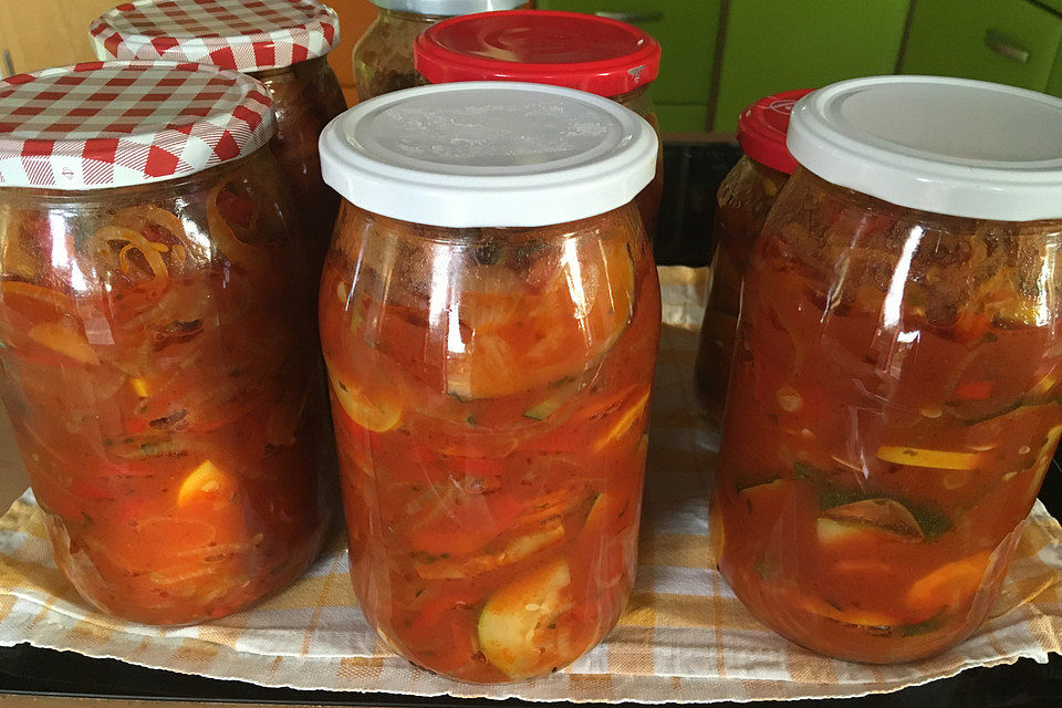 Zucchini-Paprika-Salat eingelegt