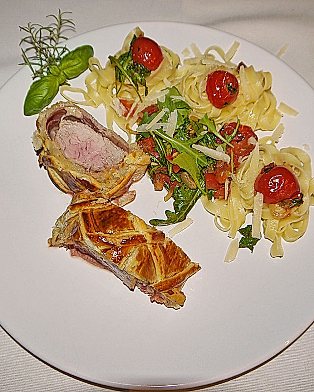 Schweinefilet im Parmaschinken-Blätterteigmantel mit Tagliatelle an Tomaten-Rucola-Ragout