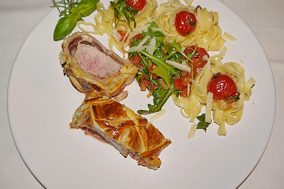 Schweinefilet im Parmaschinken-Blätterteigmantel mit Tagliatelle an Tomaten-Rucola-Ragout