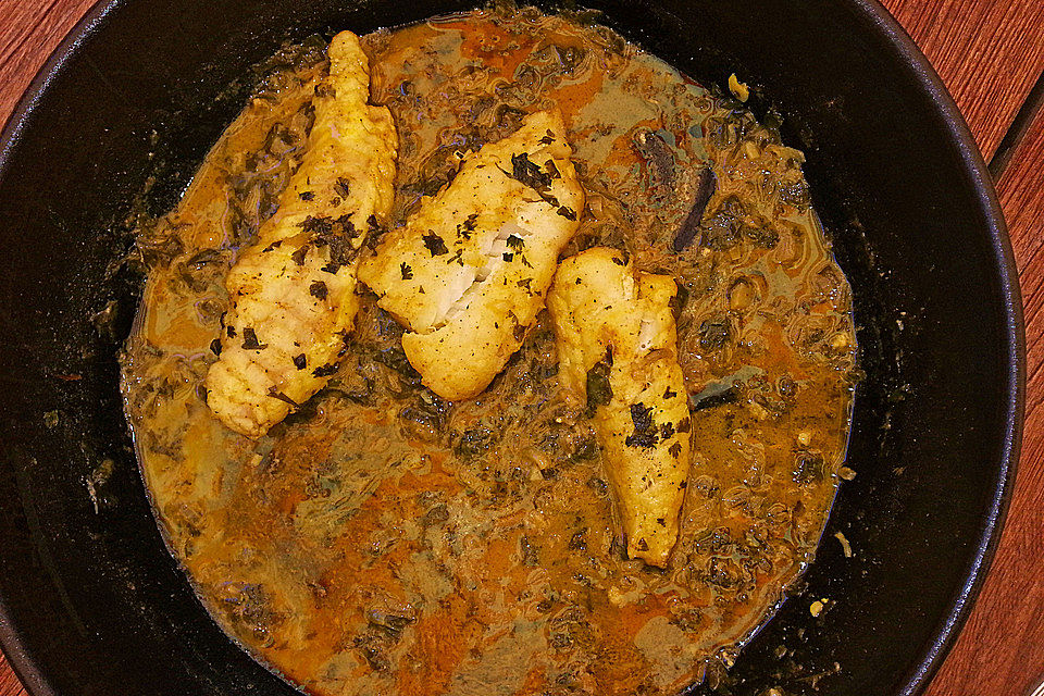 Gebratenes Fischfilet in Curry-Koriander-Kokosmilchsoße