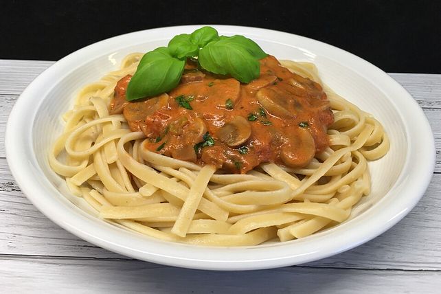 Bandnudeln mit Champignons und Basilikum in Tomatenrahmsoße à la Briel ...