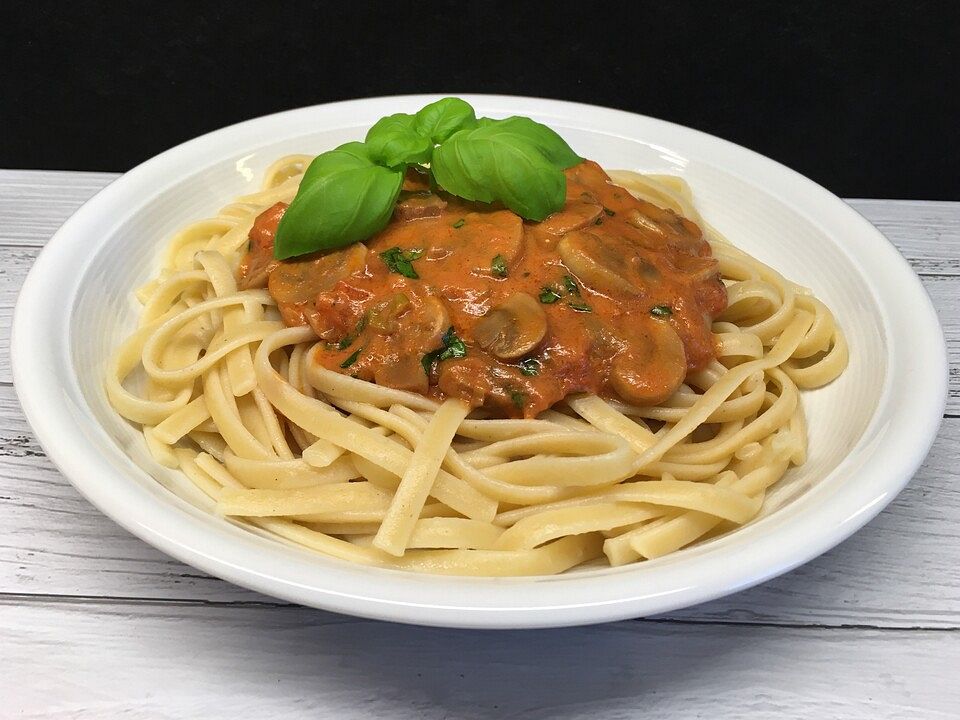 Bandnudeln mit Champignons und Basilikum in Tomatenrahmsoße à la Briel ...