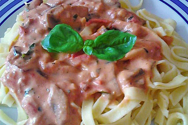 Bandnudeln Mit Champignons Und Basilikum In Tomatenrahmsoße à La Briel ...