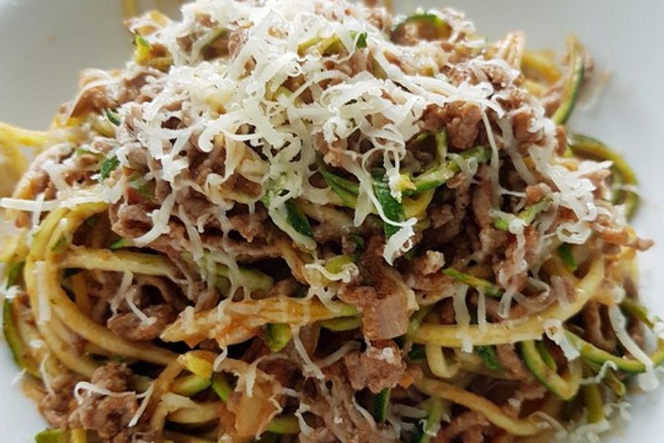 Zucchinispaghetti mit Bolognese