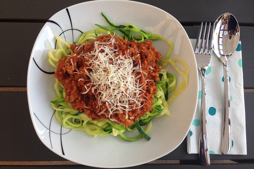 Zucchinispaghetti mit Bolognese