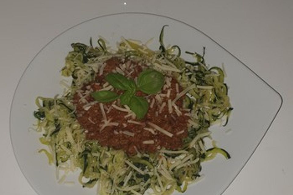 Zucchinispaghetti mit Bolognese