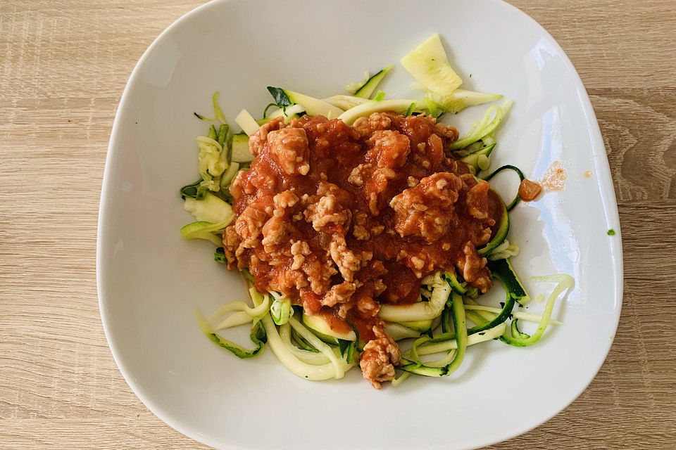 Zucchinispaghetti mit Bolognese