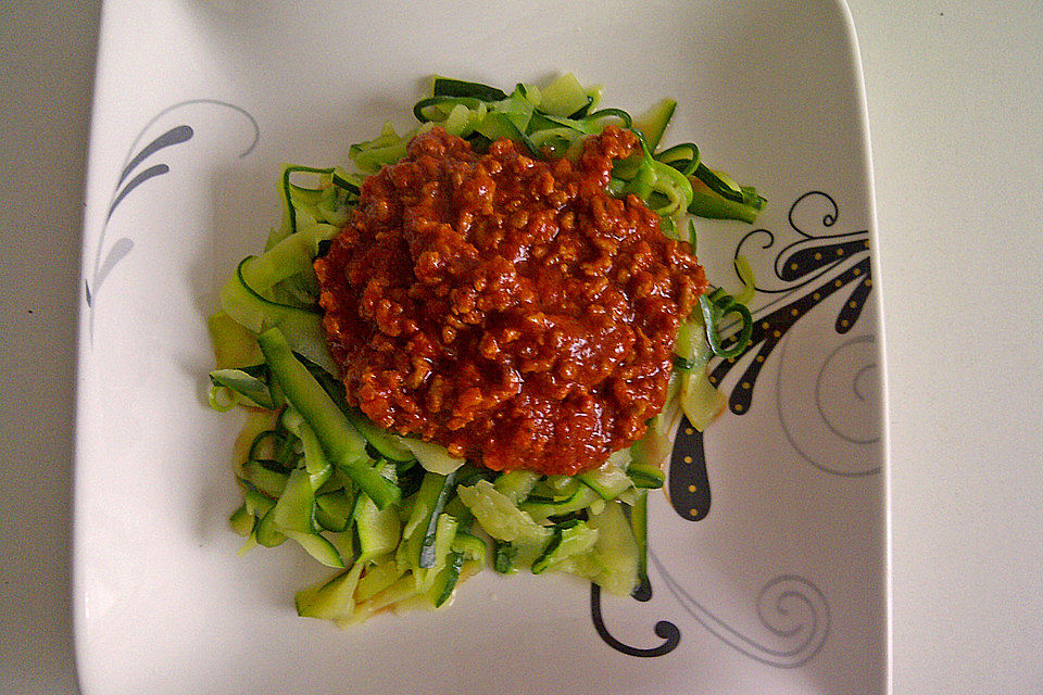 Zucchinispaghetti mit Bolognese