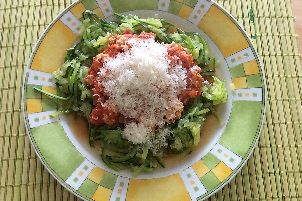 Zucchinispaghetti mit Bolognese