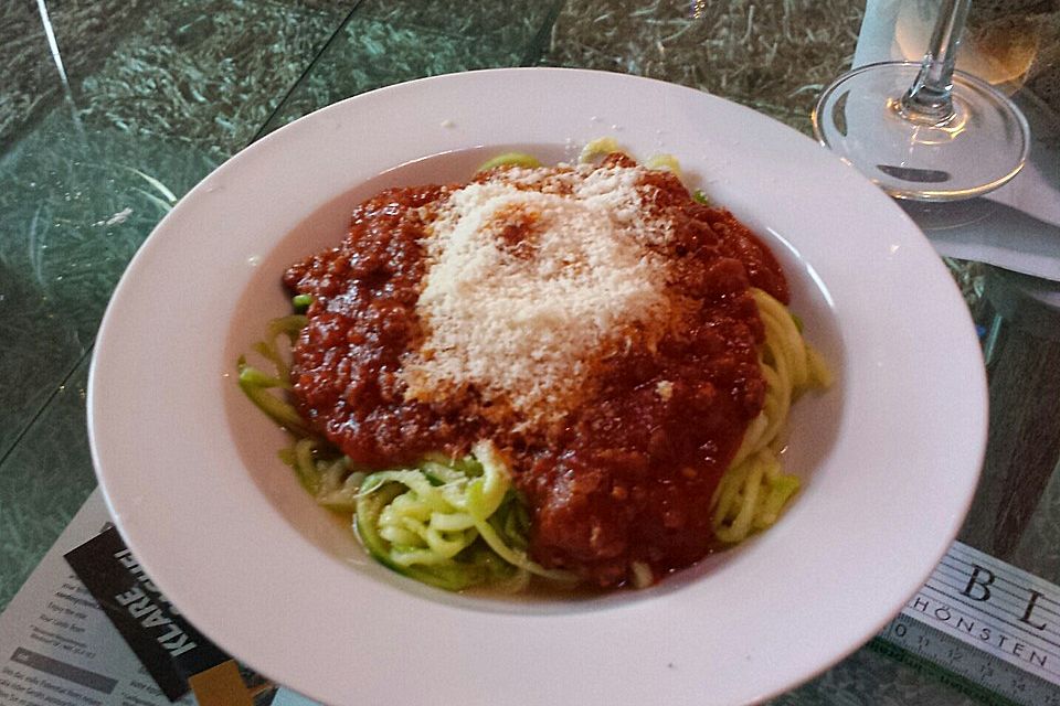 Zucchinispaghetti mit Bolognese