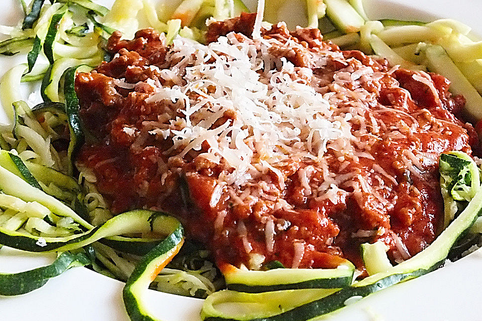 Zucchinispaghetti mit Bolognese