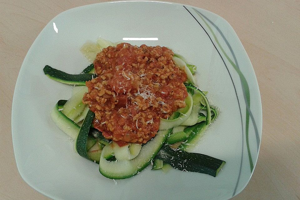 Zucchinispaghetti mit Bolognese