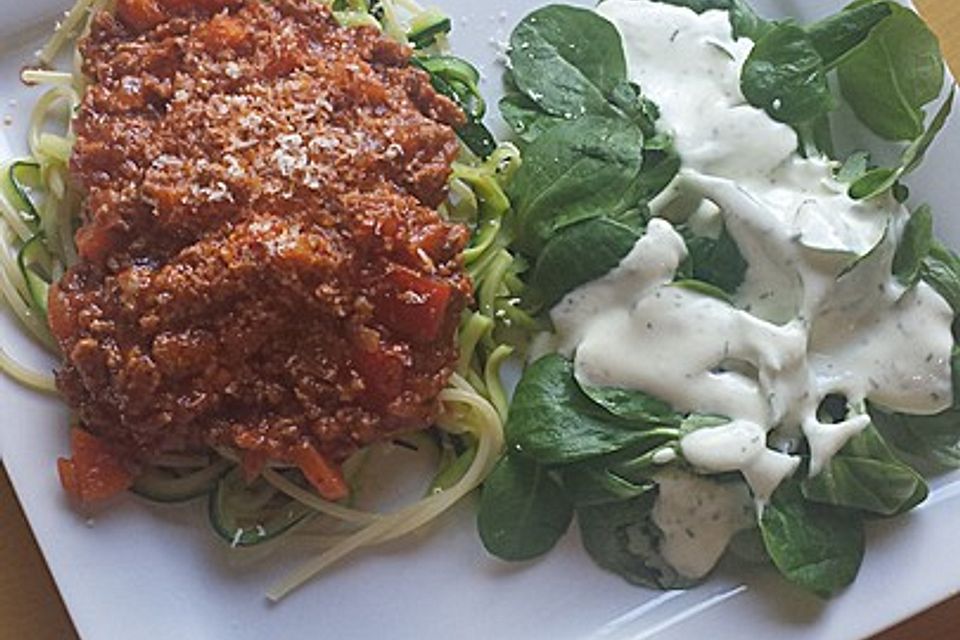 Zucchinispaghetti mit Bolognese