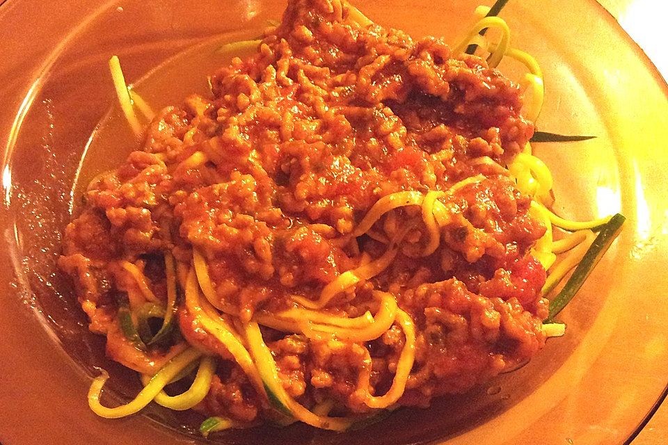 Zucchinispaghetti mit Bolognese