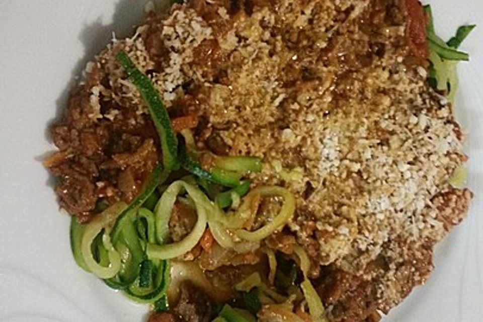 Zucchinispaghetti mit Bolognese