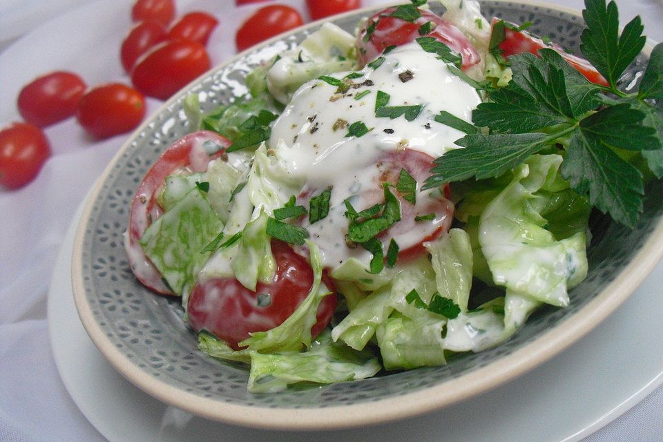 Frischer Salat mit Cocktailtomaten und Joghurtdressing